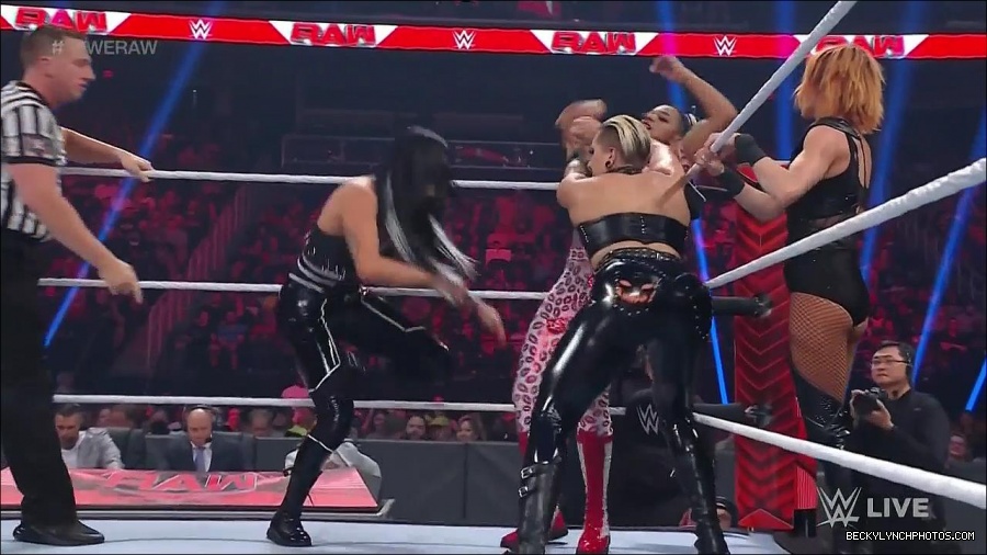 WWE_Monday_Night_Raw_2022_05_02_720p_HDTV_x264-NWCHD_mp4_006912113.jpg