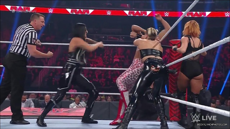 WWE_Monday_Night_Raw_2022_05_02_720p_HDTV_x264-NWCHD_mp4_006912913.jpg