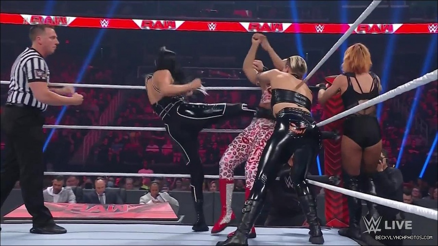 WWE_Monday_Night_Raw_2022_05_02_720p_HDTV_x264-NWCHD_mp4_006913314.jpg