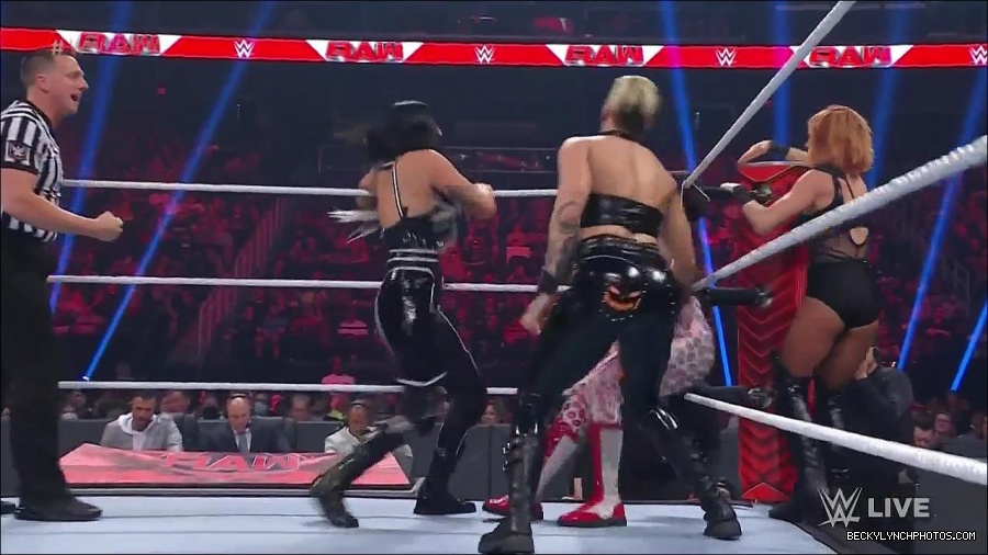 WWE_Monday_Night_Raw_2022_05_02_720p_HDTV_x264-NWCHD_mp4_006913714.jpg
