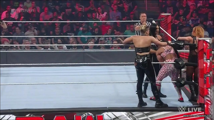 WWE_Monday_Night_Raw_2022_05_02_720p_HDTV_x264-NWCHD_mp4_006922123.jpg