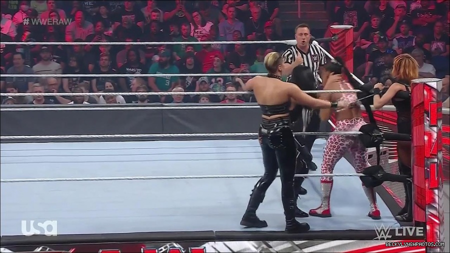 WWE_Monday_Night_Raw_2022_05_02_720p_HDTV_x264-NWCHD_mp4_006923724.jpg
