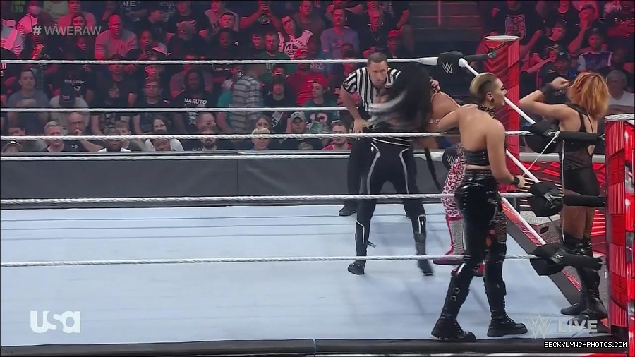 WWE_Monday_Night_Raw_2022_05_02_720p_HDTV_x264-NWCHD_mp4_006927728.jpg