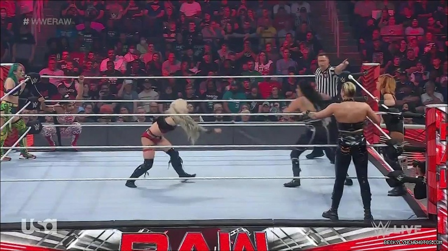WWE_Monday_Night_Raw_2022_05_02_720p_HDTV_x264-NWCHD_mp4_006988189.jpg
