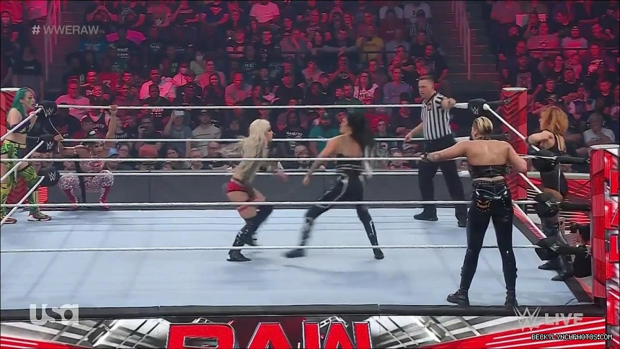 WWE_Monday_Night_Raw_2022_05_02_720p_HDTV_x264-NWCHD_mp4_006988589.jpg