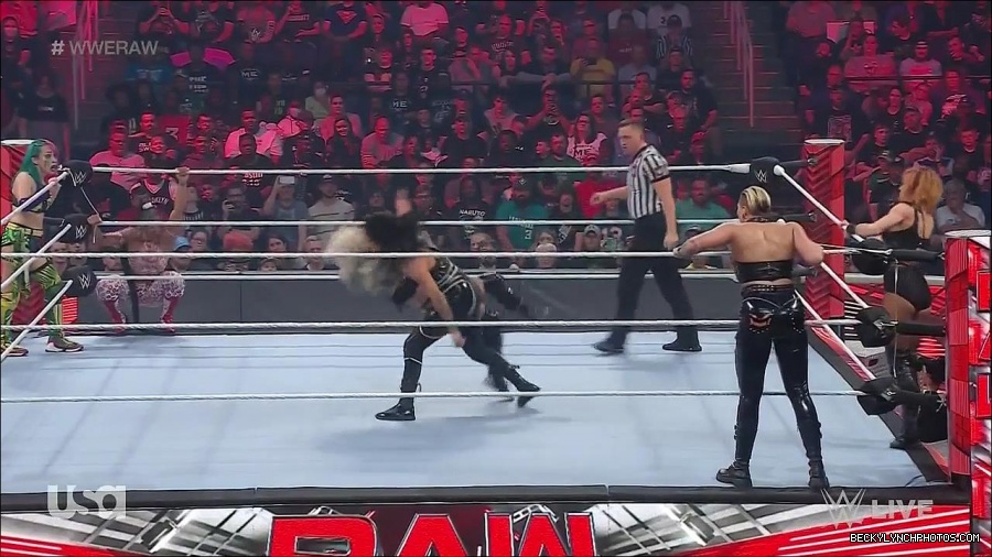 WWE_Monday_Night_Raw_2022_05_02_720p_HDTV_x264-NWCHD_mp4_006988989.jpg