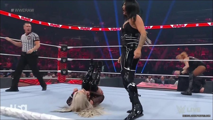 WWE_Monday_Night_Raw_2022_05_02_720p_HDTV_x264-NWCHD_mp4_006989790.jpg