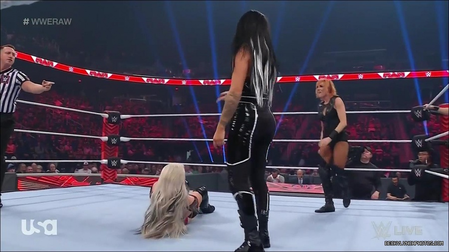WWE_Monday_Night_Raw_2022_05_02_720p_HDTV_x264-NWCHD_mp4_006990991.jpg