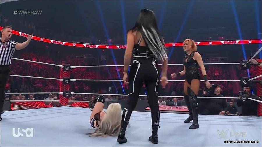 WWE_Monday_Night_Raw_2022_05_02_720p_HDTV_x264-NWCHD_mp4_006991392.jpg