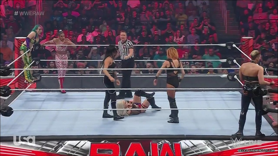 WWE_Monday_Night_Raw_2022_05_02_720p_HDTV_x264-NWCHD_mp4_006991792.jpg
