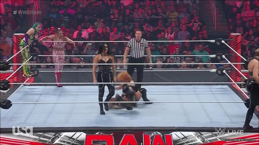 WWE_Monday_Night_Raw_2022_05_02_720p_HDTV_x264-NWCHD_mp4_006992593.jpg