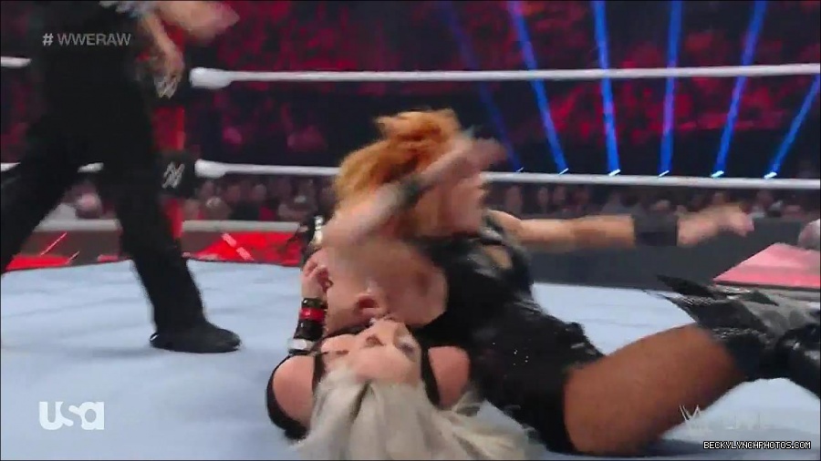 WWE_Monday_Night_Raw_2022_05_02_720p_HDTV_x264-NWCHD_mp4_006992993.jpg