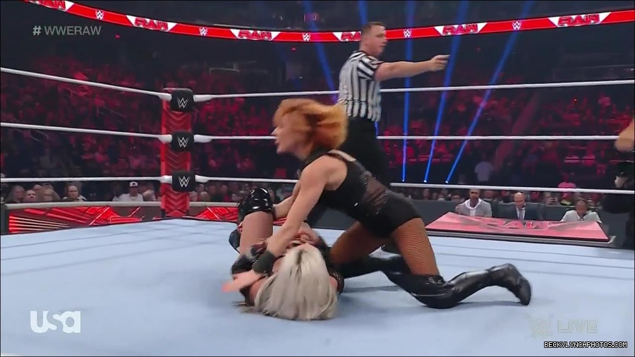 WWE_Monday_Night_Raw_2022_05_02_720p_HDTV_x264-NWCHD_mp4_006994195.jpg