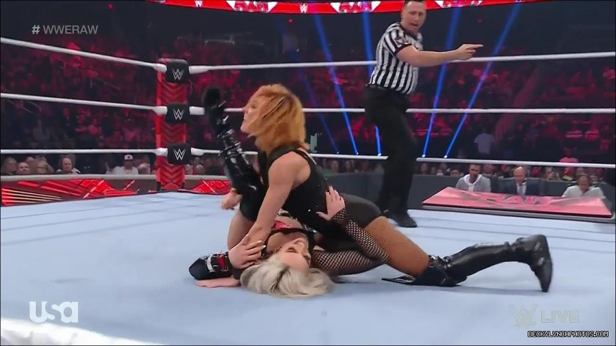WWE_Monday_Night_Raw_2022_05_02_720p_HDTV_x264-NWCHD_mp4_006994595.jpg