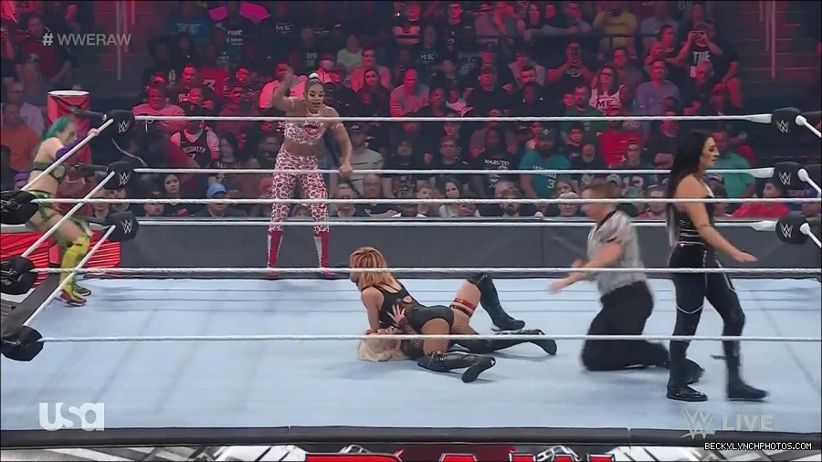 WWE_Monday_Night_Raw_2022_05_02_720p_HDTV_x264-NWCHD_mp4_006995396.jpg