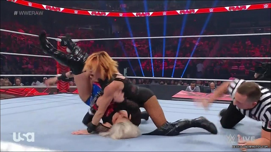 WWE_Monday_Night_Raw_2022_05_02_720p_HDTV_x264-NWCHD_mp4_006996197.jpg