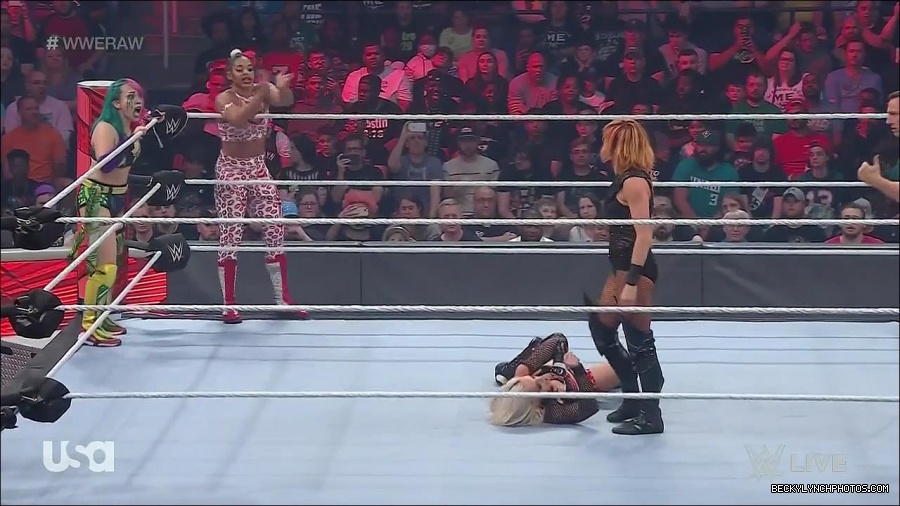 WWE_Monday_Night_Raw_2022_05_02_720p_HDTV_x264-NWCHD_mp4_006999400.jpg
