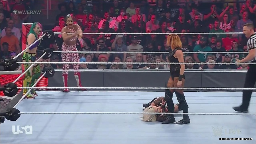 WWE_Monday_Night_Raw_2022_05_02_720p_HDTV_x264-NWCHD_mp4_006999800.jpg