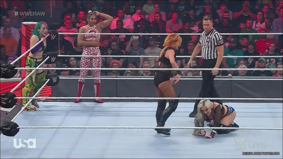 WWE_Monday_Night_Raw_2022_05_02_720p_HDTV_x264-NWCHD_mp4_007004205.jpg
