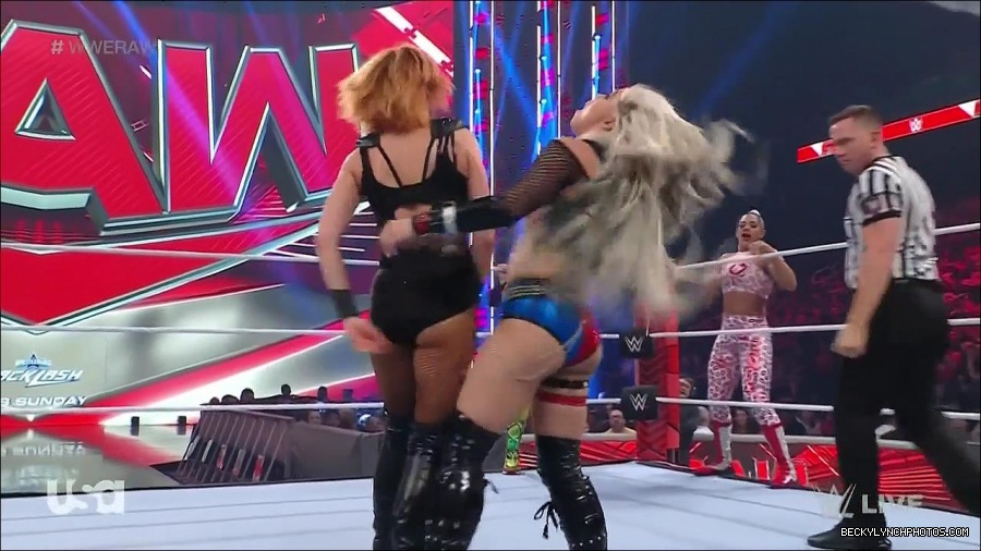 WWE_Monday_Night_Raw_2022_05_02_720p_HDTV_x264-NWCHD_mp4_007007808.jpg