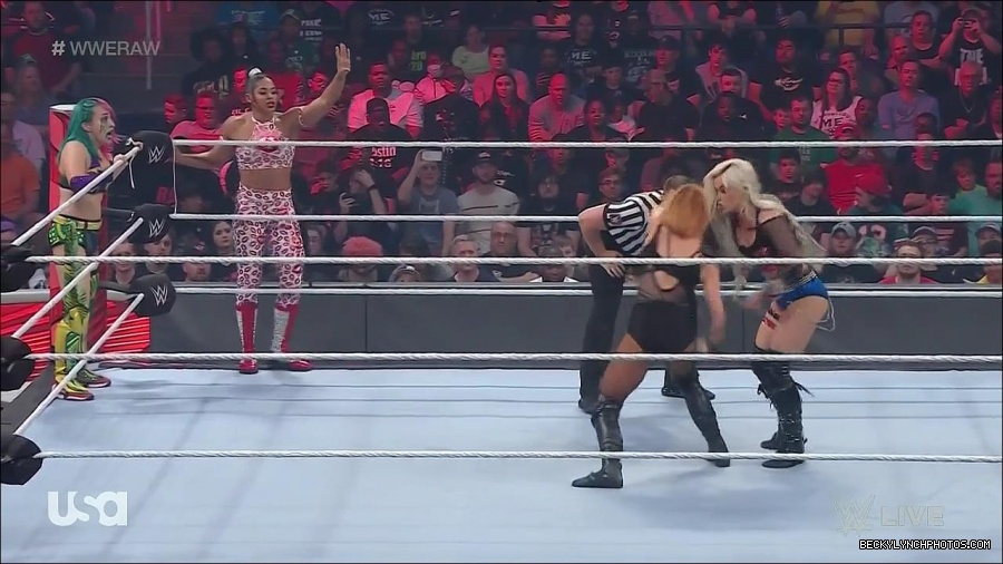 WWE_Monday_Night_Raw_2022_05_02_720p_HDTV_x264-NWCHD_mp4_007011812.jpg