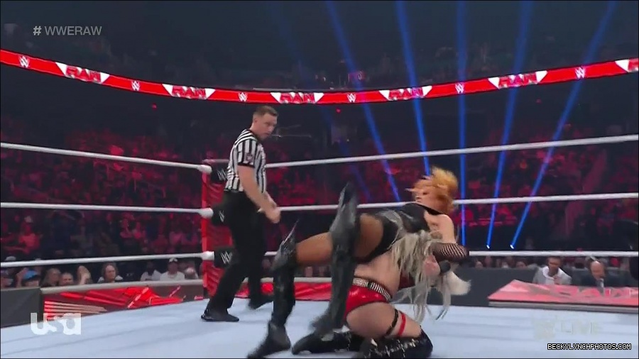 WWE_Monday_Night_Raw_2022_05_02_720p_HDTV_x264-NWCHD_mp4_007013814.jpg