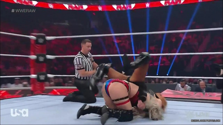 WWE_Monday_Night_Raw_2022_05_02_720p_HDTV_x264-NWCHD_mp4_007014215.jpg