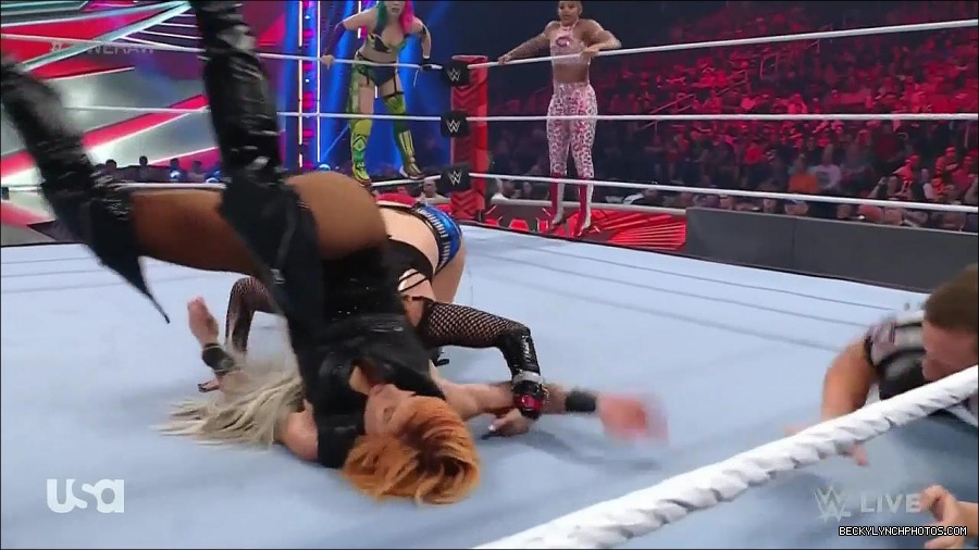 WWE_Monday_Night_Raw_2022_05_02_720p_HDTV_x264-NWCHD_mp4_007015816.jpg