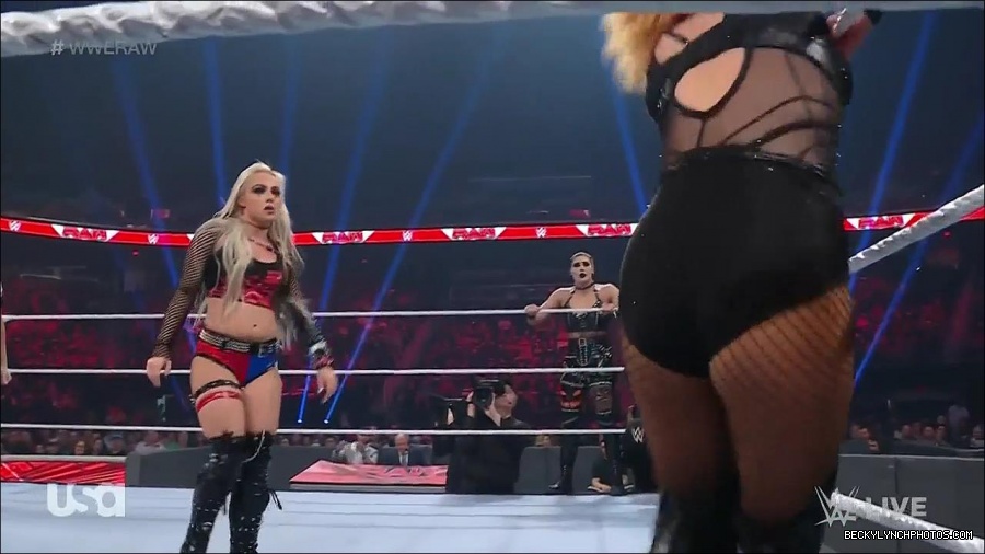 WWE_Monday_Night_Raw_2022_05_02_720p_HDTV_x264-NWCHD_mp4_007022223.jpg