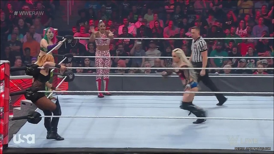 WWE_Monday_Night_Raw_2022_05_02_720p_HDTV_x264-NWCHD_mp4_007023424.jpg