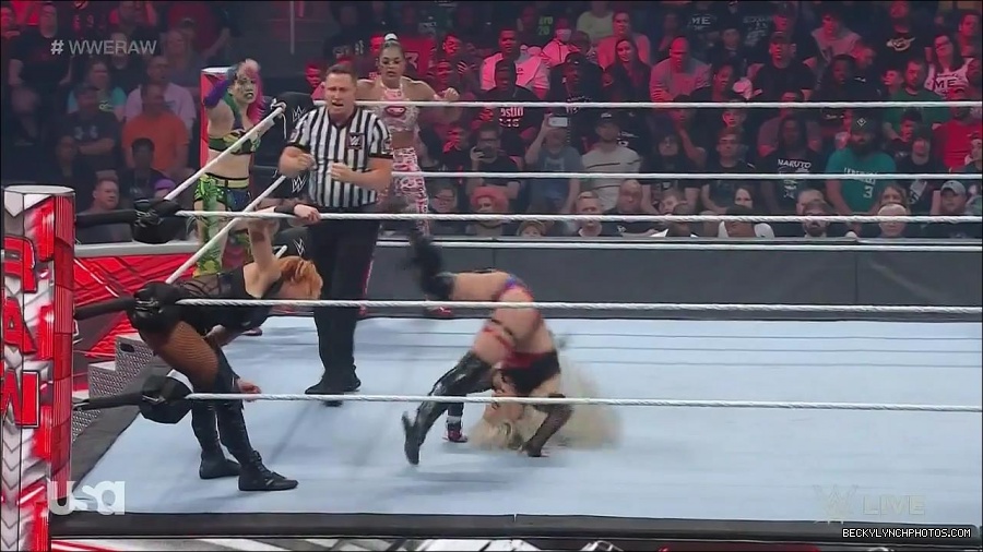 WWE_Monday_Night_Raw_2022_05_02_720p_HDTV_x264-NWCHD_mp4_007025426.jpg