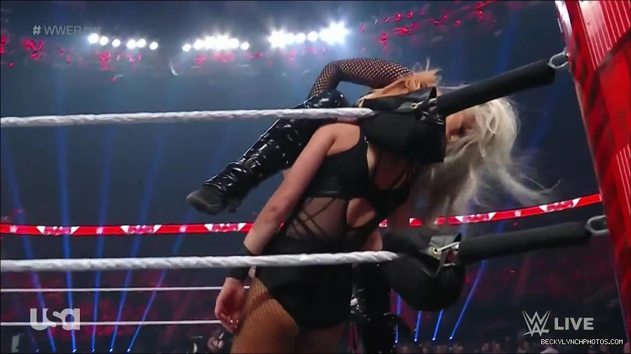 WWE_Monday_Night_Raw_2022_05_02_720p_HDTV_x264-NWCHD_mp4_007028629.jpg