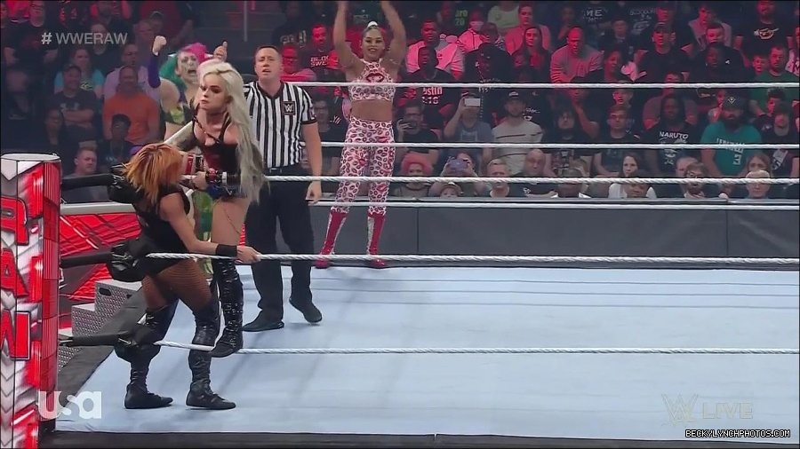 WWE_Monday_Night_Raw_2022_05_02_720p_HDTV_x264-NWCHD_mp4_007029830.jpg