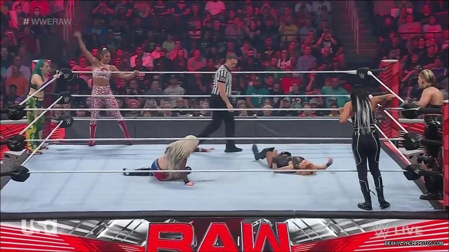 WWE_Monday_Night_Raw_2022_05_02_720p_HDTV_x264-NWCHD_mp4_007037838.jpg