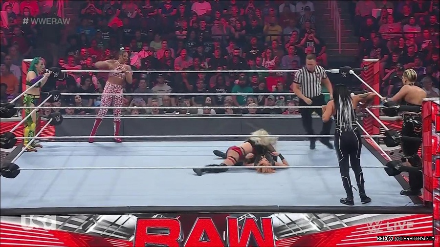 WWE_Monday_Night_Raw_2022_05_02_720p_HDTV_x264-NWCHD_mp4_007039039.jpg