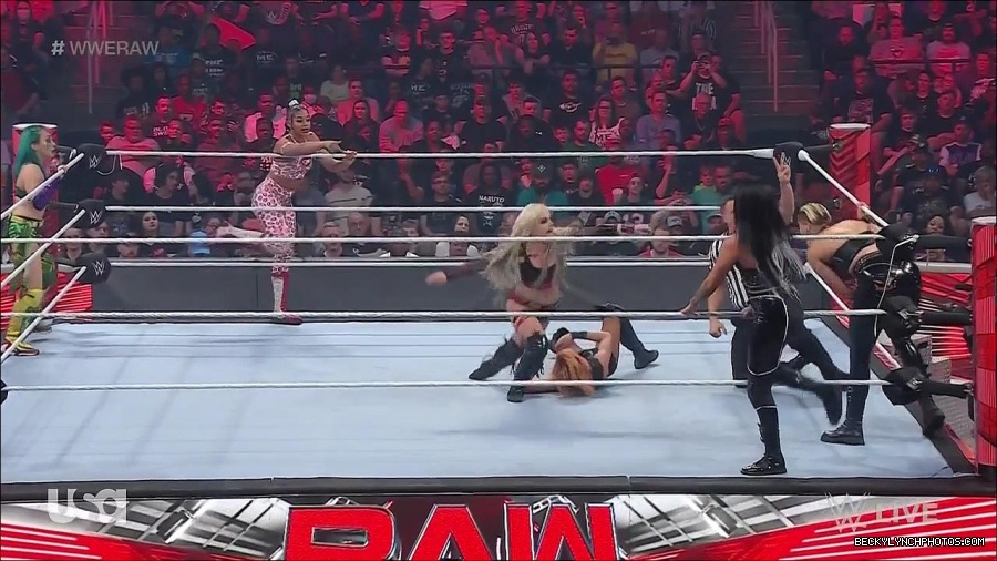 WWE_Monday_Night_Raw_2022_05_02_720p_HDTV_x264-NWCHD_mp4_007042643.jpg