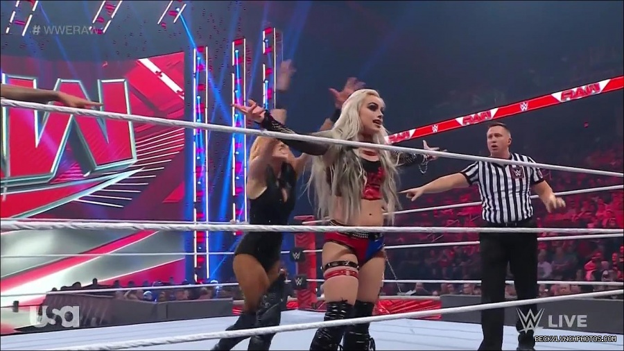 WWE_Monday_Night_Raw_2022_05_02_720p_HDTV_x264-NWCHD_mp4_007047047.jpg