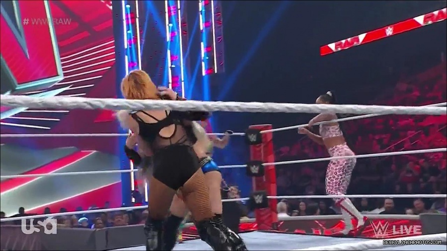 WWE_Monday_Night_Raw_2022_05_02_720p_HDTV_x264-NWCHD_mp4_007049049.jpg