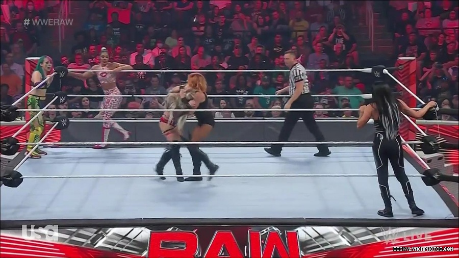 WWE_Monday_Night_Raw_2022_05_02_720p_HDTV_x264-NWCHD_mp4_007049450.jpg
