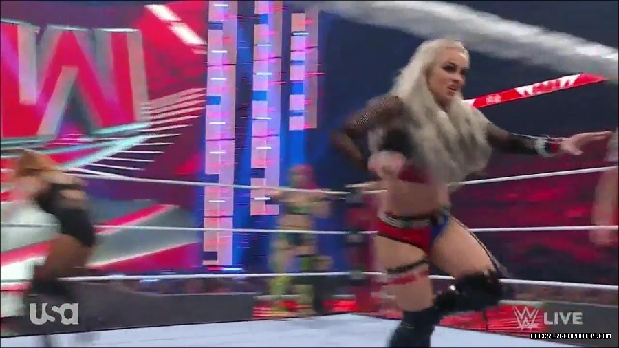 WWE_Monday_Night_Raw_2022_05_02_720p_HDTV_x264-NWCHD_mp4_007053854.jpg