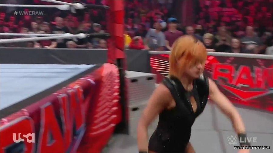 WWE_Monday_Night_Raw_2022_05_02_720p_HDTV_x264-NWCHD_mp4_007070271.jpg