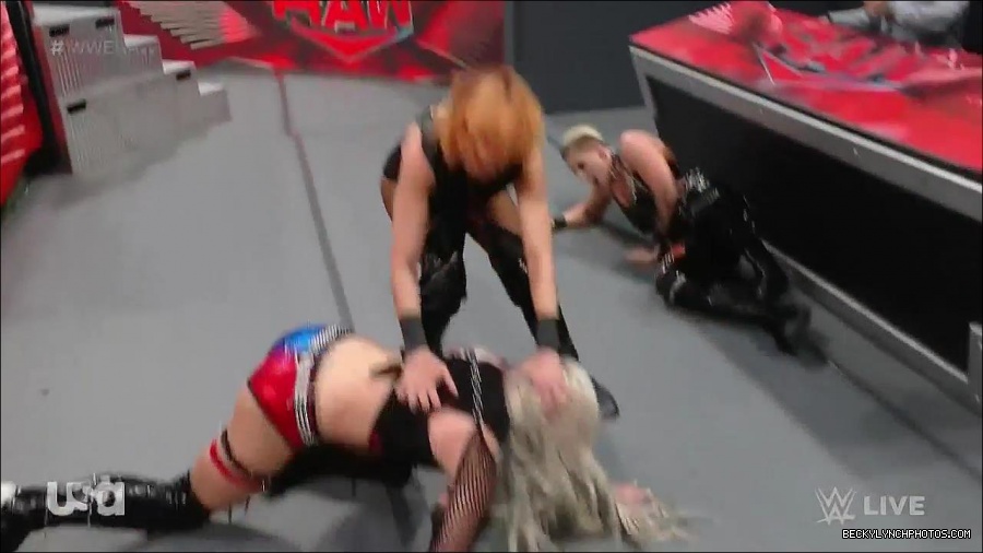 WWE_Monday_Night_Raw_2022_05_02_720p_HDTV_x264-NWCHD_mp4_007071071.jpg