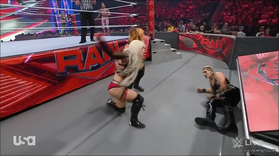 WWE_Monday_Night_Raw_2022_05_02_720p_HDTV_x264-NWCHD_mp4_007071872.jpg
