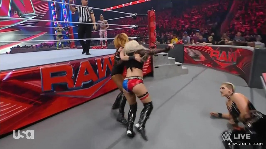 WWE_Monday_Night_Raw_2022_05_02_720p_HDTV_x264-NWCHD_mp4_007072273.jpg