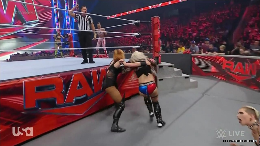 WWE_Monday_Night_Raw_2022_05_02_720p_HDTV_x264-NWCHD_mp4_007072673.jpg