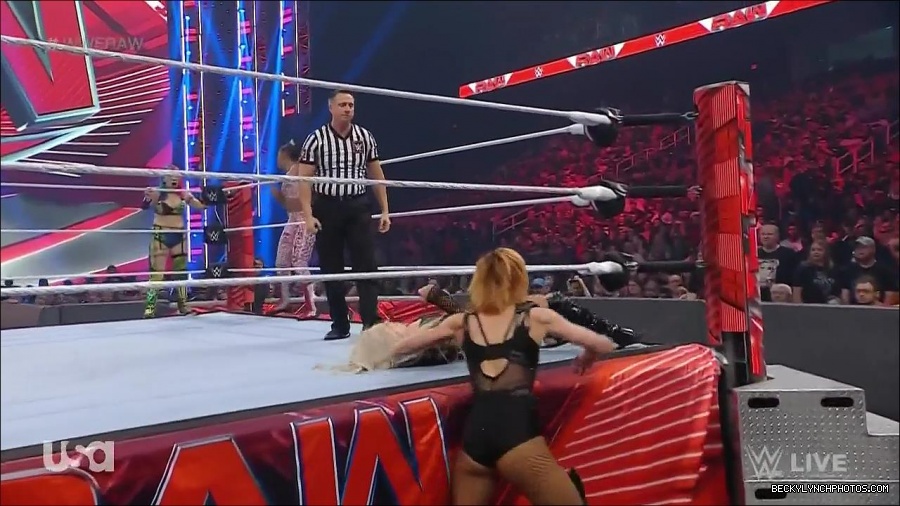 WWE_Monday_Night_Raw_2022_05_02_720p_HDTV_x264-NWCHD_mp4_007073874.jpg