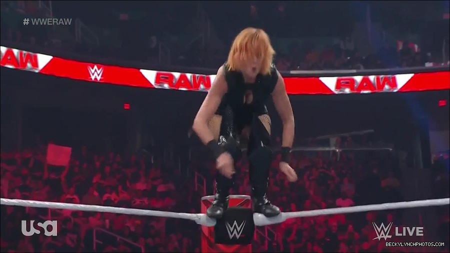 WWE_Monday_Night_Raw_2022_05_02_720p_HDTV_x264-NWCHD_mp4_007080281.jpg