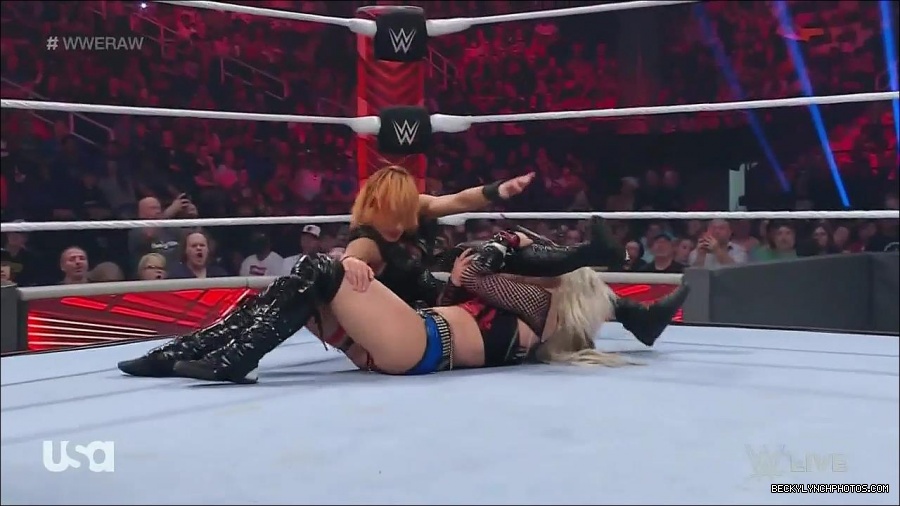 WWE_Monday_Night_Raw_2022_05_02_720p_HDTV_x264-NWCHD_mp4_007081882.jpg