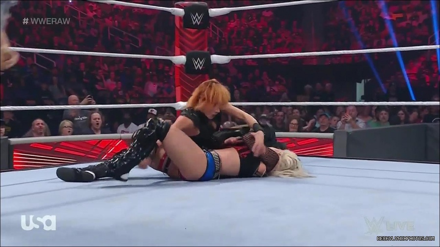 WWE_Monday_Night_Raw_2022_05_02_720p_HDTV_x264-NWCHD_mp4_007082283.jpg