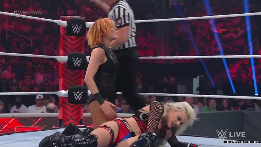 WWE_Monday_Night_Raw_2022_05_02_720p_HDTV_x264-NWCHD_mp4_007086687.jpg
